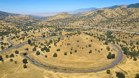 Aerial Tehachapi Loop Train Track and Rolling Hills California Stockfoto's