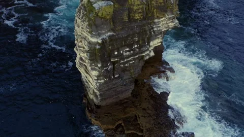 Aerial tilt from the base of a sea stack to the edge of the Cliffs of Moher 스톡 동영상 279625681