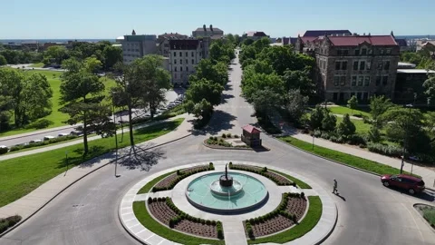 Aerial Tilt Down Over Leafy Jayhawk Boulevard in Spring Vídeos de archivo 337969849