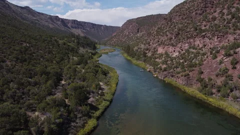 Aerial tilt-down view of green river in Utah with fishing boat Stock Footage 276415336