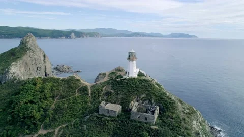 Aerial tilt view of an old lighthouse on the cliff on pacific coast. Beautiful Видео 168658795