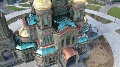 Aerial tilted orbit showcasing cathedral structure from above Stockbeeldmateriaal 321617587