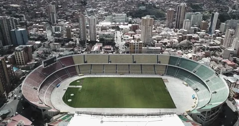 Aerial tilts down from Hernando Siles stadium to reveal the plaza in La Paz Vídeos de archivo 87369559