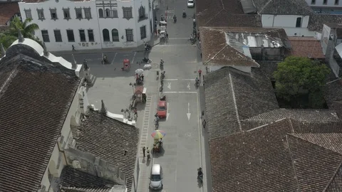 Aerial tilts up while jibbing down over the streets of Popayan, Colombia Видео 105341117