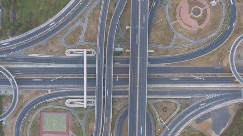 Aerial time lapse shot of elevated road intersection shot from above 库存影片 73791860