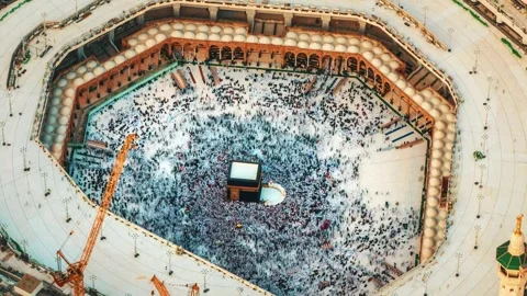 Aerial time lapse view of pilgrims at the Kaaba in the Grand Mosque, Mecca Stock-Footage 295645046