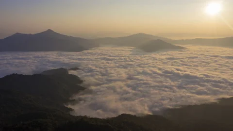 Aerial timelapse or hyperlapse wave of fog movement fast in mountain 스톡 동영상 170347817