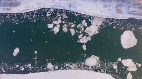 AERIAL TIMELAPSE: Top view of drifting ice floes and ice particles. Video stock 83820291