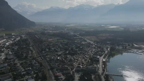 Aerial Timelapse of Train and Traffic in Villeneuve with Swiss Alps 库存影片 330119230