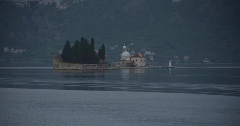 Aerial of tiny island surrounded by massive mountains, foggy day 스톡 동영상 103967281