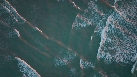 Aerial: Top down abstract wave patterns in the ocean Vidéo 194899709