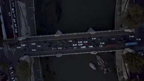 Aerial Top Down of Bridge with Heavy Traffic over River in City of Rome Italy Vídeo Stock 135887729