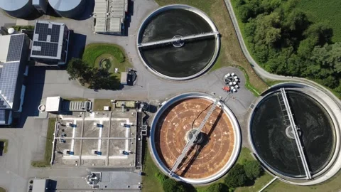 Aerial top down of clarifier tanks at a wastewater treatment plant Vídeo Stock 339683791