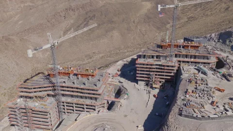 Aerial Top Down Crane Shot Hillside Construction Cranes in Henderson Vegas Vídeos de archivo 333722980