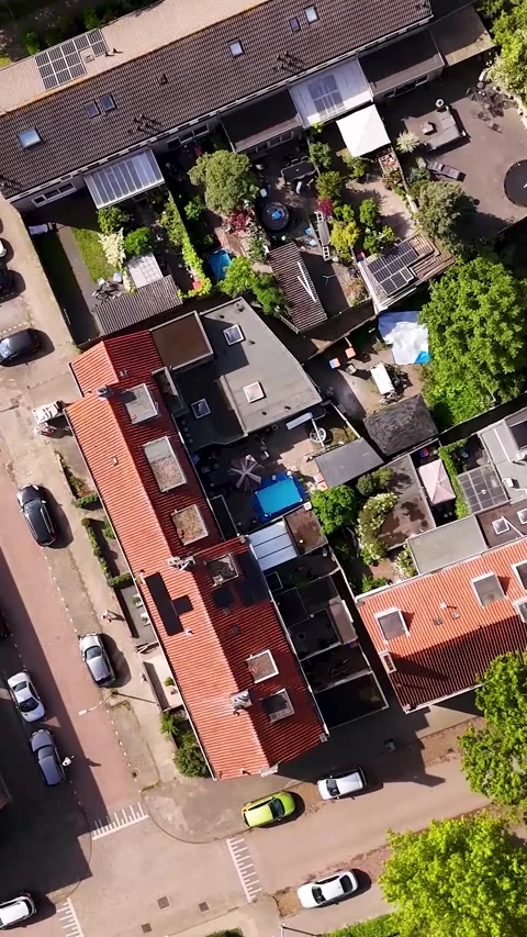 Aerial top down dolly shot of suburban homes and streets 스톡 동영상 336496519
