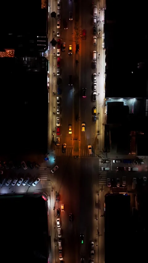Aerial top-down drone shot of city main avenue traffic at night, cinematic .. Vídeos de archivo 339210576