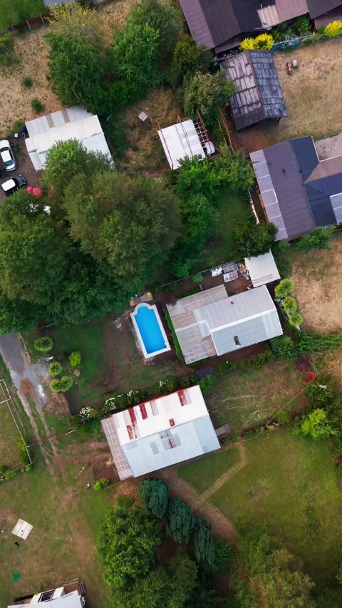 Aerial top-down drone shot of a rural residential neighborhood and houses s.. Vídeos de archivo 339210696