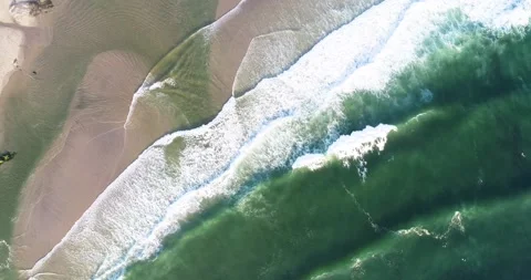Aerial Top Down Drone Video of Ocean Waves on a Sandy Beach. Concept An end.. 스톡 동영상 313869880