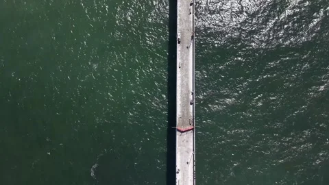 Aerial top-down drone view of a pier over the green ocean in Pacifica 스톡 동영상 344954357