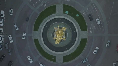 Aerial top down of dynamic movement of traffic crossing the roundabout in Vídeo Stock 221051395