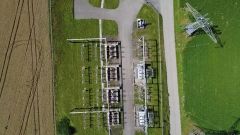 Aerial top down of an electrical substation and power lines Vídeo Stock 339192875