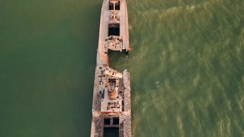 Aerial top down flight over rusty shipwreck in green Black Sea waters in Romania 库存影片 333461311