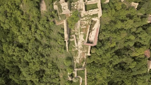 Aerial top down fly over view Ujarma Fortress ruins. Ancient Hilltop Royal .. Vídeos de archivo 309034490
