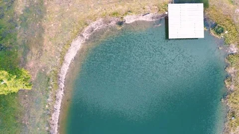 Aerial top down of forest and pond running trail in suburban Baldwin Jackso.. Vídeos de archivo 319339107