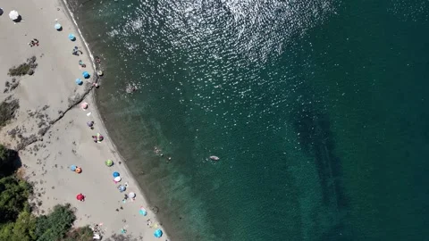 Aerial top-down forward hyperlapse over the beautiful blue waters of Lake C.. Video stock 339210321