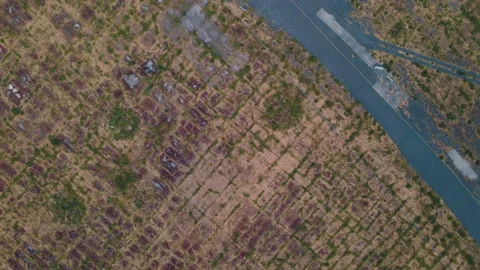 Aerial top down of grassy field at Tempelhofer Feld abandoned airport in Te.. 스톡 동영상 249258580
