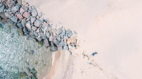 Aerial top down nature view of rocks on the beach near the blue sea of Pala.. 스톡 동영상 246295011