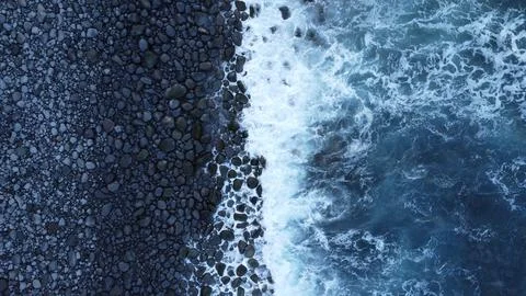 Aerial Top Down Ocean Waves Crashing on Rocky Black Beach – Drone Footage 4K 库存照片