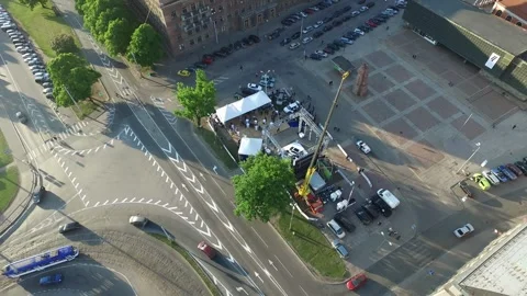 Aerial top down perspective of a bustling outdoor event setup at Town Hall Vidéo 335936038