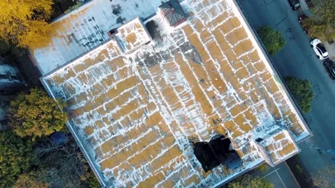 Aerial top down of Prospect Heights Brooklyn abandoned roof during fall in .. Vidéo 284756492