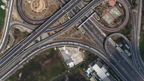 Aerial top down rotating view of highway interchange traffic 스톡 동영상 333673711