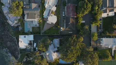 Aerial: Top down shot of beach front homes in Takapuna, Auckland, New Zealand 스톡 동영상 201964825