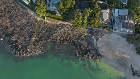 Aerial: Top down shot of beach front homes in Takapuna, Auckland, New Zealand Видео 201965010