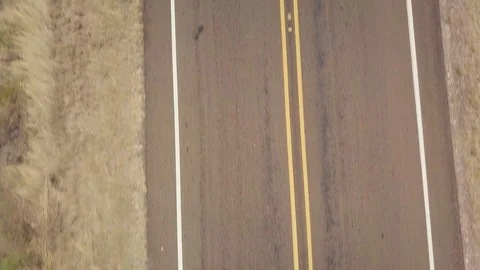 Aerial top down shot of empty two lane road in desert on cloudy day Vídeo Stock 118970723