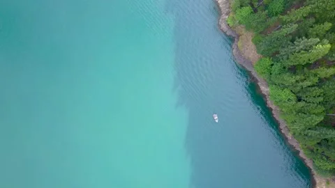 Aerial top down of small boat in turquoise water by the shore. Stock Footage 167615731