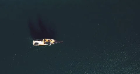 Aerial Top Down of Small Boat on Clear Blue Ocean Minimalist Seascape Vídeo Stock 331422299