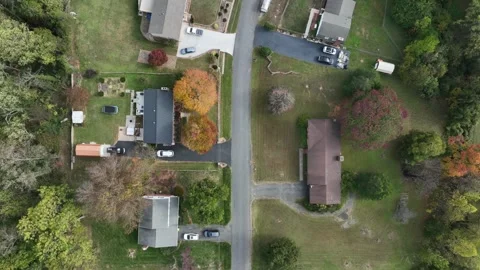 Aerial top down of street with single family houses in suburbia of town. Sunny Vídeo Stock 321805326