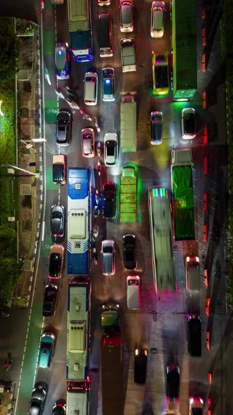 Aerial top-down timelapse of heavy traffic at night in Jakarta, Indonesia Stockbeeldmateriaal 310167794