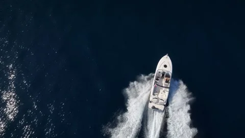 Aerial top down tracking view of a motorboat Video stock 261400383