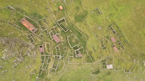Aerial top down view abandoned village of Arsha ruins on hillside. Kazbegi .. Vidéo 284237850
