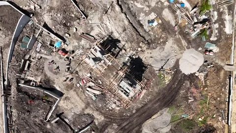 Aerial top-down view of active construction site and workers Stockbeeldmateriaal 332946706