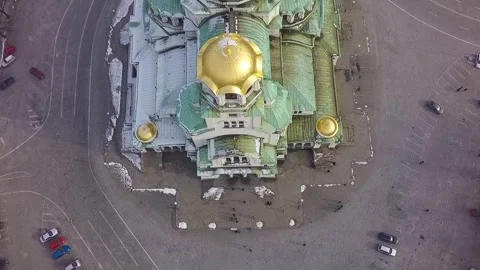 Aerial top down view of alexander nevsky cathedral in winter Vidéo 347667159