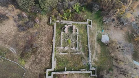 Aerial top down view of ancient ruins in the forest 库存影片 347361220