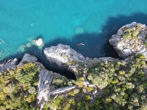 Aerial top-down view of ancient ruins on sea cliffs and turquoise water Foto stock