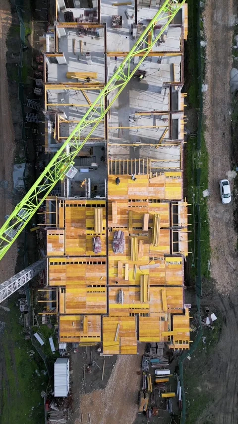 Aerial top-down view of an apartment building under construction, showing Video stock 323264117