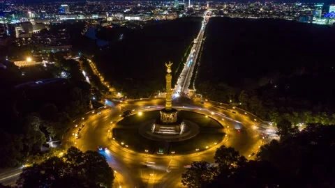 Aerial top down view of Berlin Victory Column roundabout traffic at night Vídeo Stock 144644645